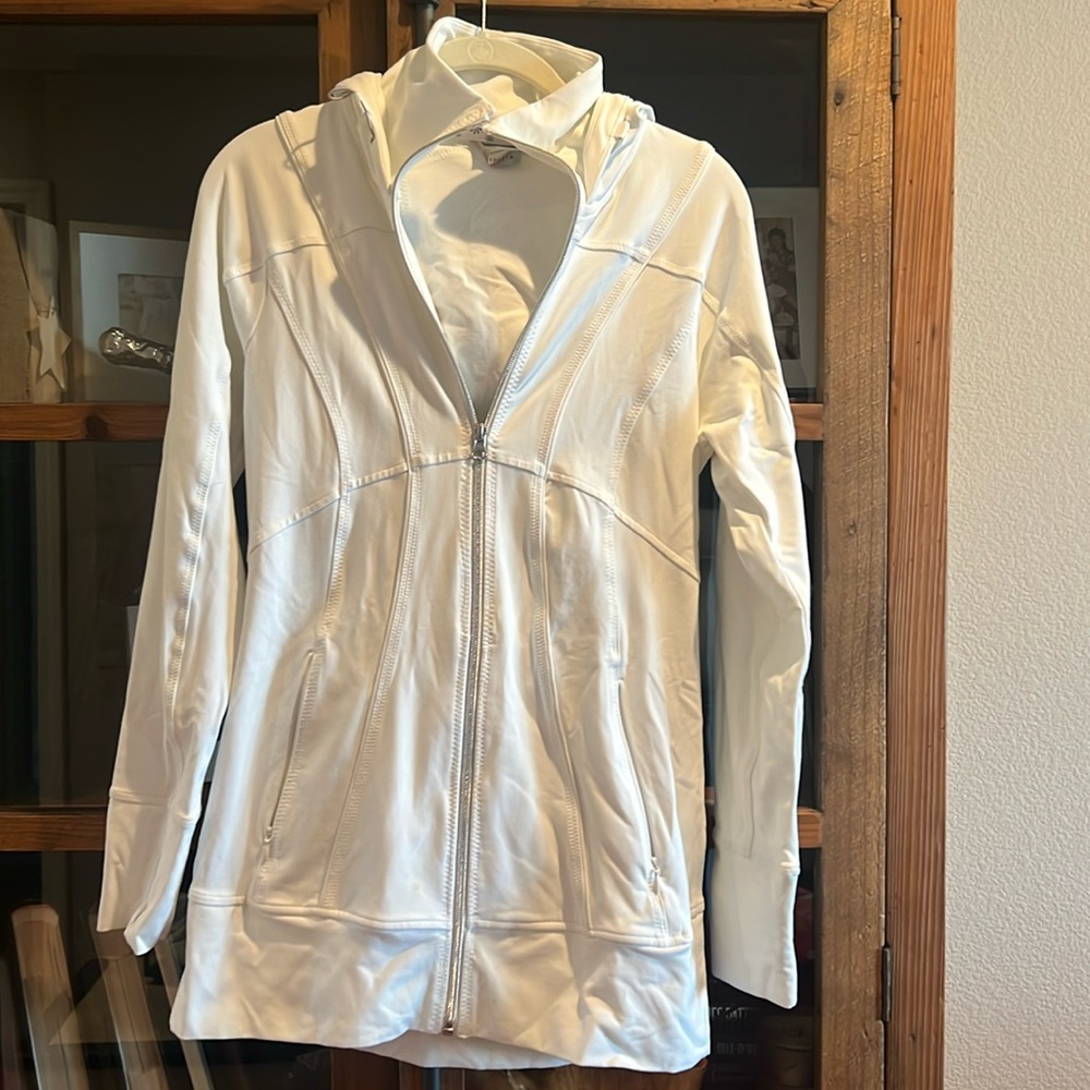 New without tags Athleta white long (cya) jacket.